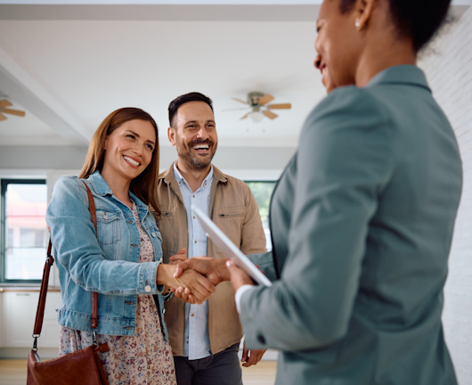 Consultor de seguros a acompanhar clientes